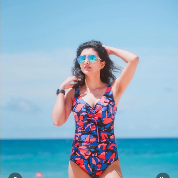 Aqua Green Cinch
Front One Piece Swimsuit
Medium Multicolor Size 8 - Picture 8 of 14